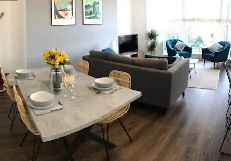 Brooklands Hideaway Apartman *